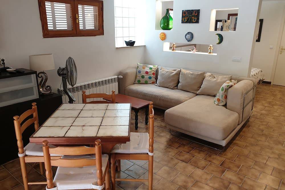 Apartamento entero, Close to the beach, in a large house, independent apartment with terrace. in Cala Murada, Manacor