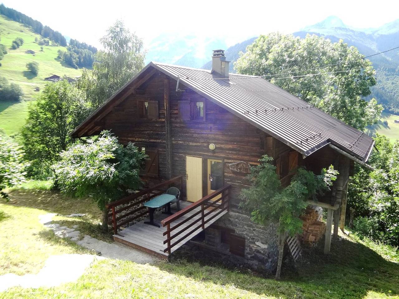 Cozy chalet for 10 with fireplace and internet, close to slopes in Beaufort (Rhône-Alpes), Albertville region