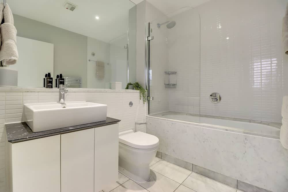 Entire apartment, Large Modern Designer Soho Flat with Aircon, 24 Hour Concierge and Terrace in London, South East England