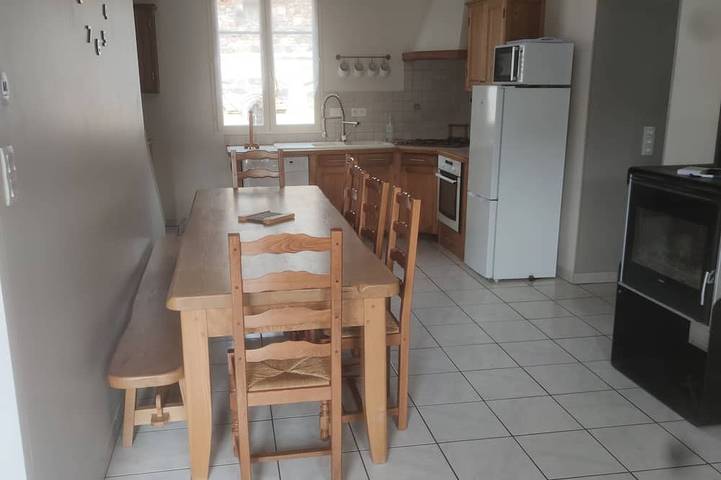 Gîte pour 6 personnes, avec balcon ainsi que jardin et jacuzzi à Bansat