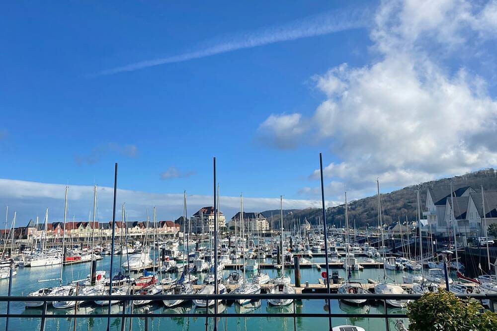 Entire apartment, Loft Duplex with Terrace, Superb view of Port Guillaume, 7mn from the beach in Dives-sur-Mer, Lisieux region