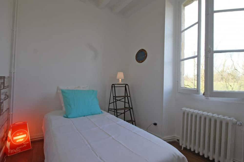 Maison Spacieuse avec Piscine Couverte et Wifi à Laleu in Laleu, Parc naturel régional Normandie-Maine