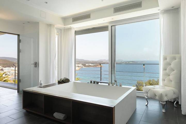 Villa de Lujo con Vistas al mar en Santa Eulalia in Santa Eulària des Riu, Côte d’Ibiza
