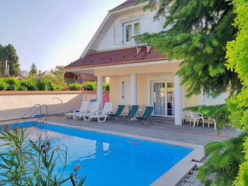 Ferienwohnung für 4 Personen, mit Pool und Garten in Keszthely