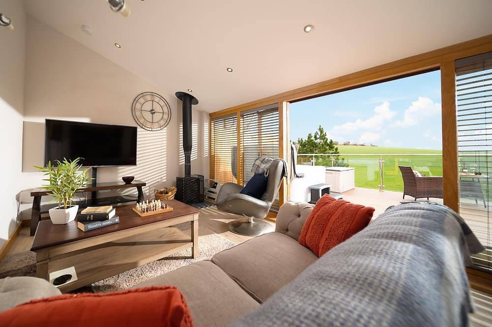 Charming countryside cottage for couples with private hot tub and communal games room. in Swimbridge, Devon
