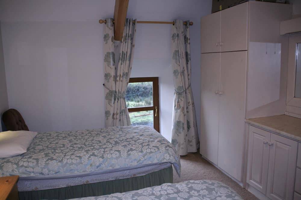 Cosy south facing sunny cottage Ballylickey, Bantry - on the Wild Atlantic Way in Glenagarriff, County Cork