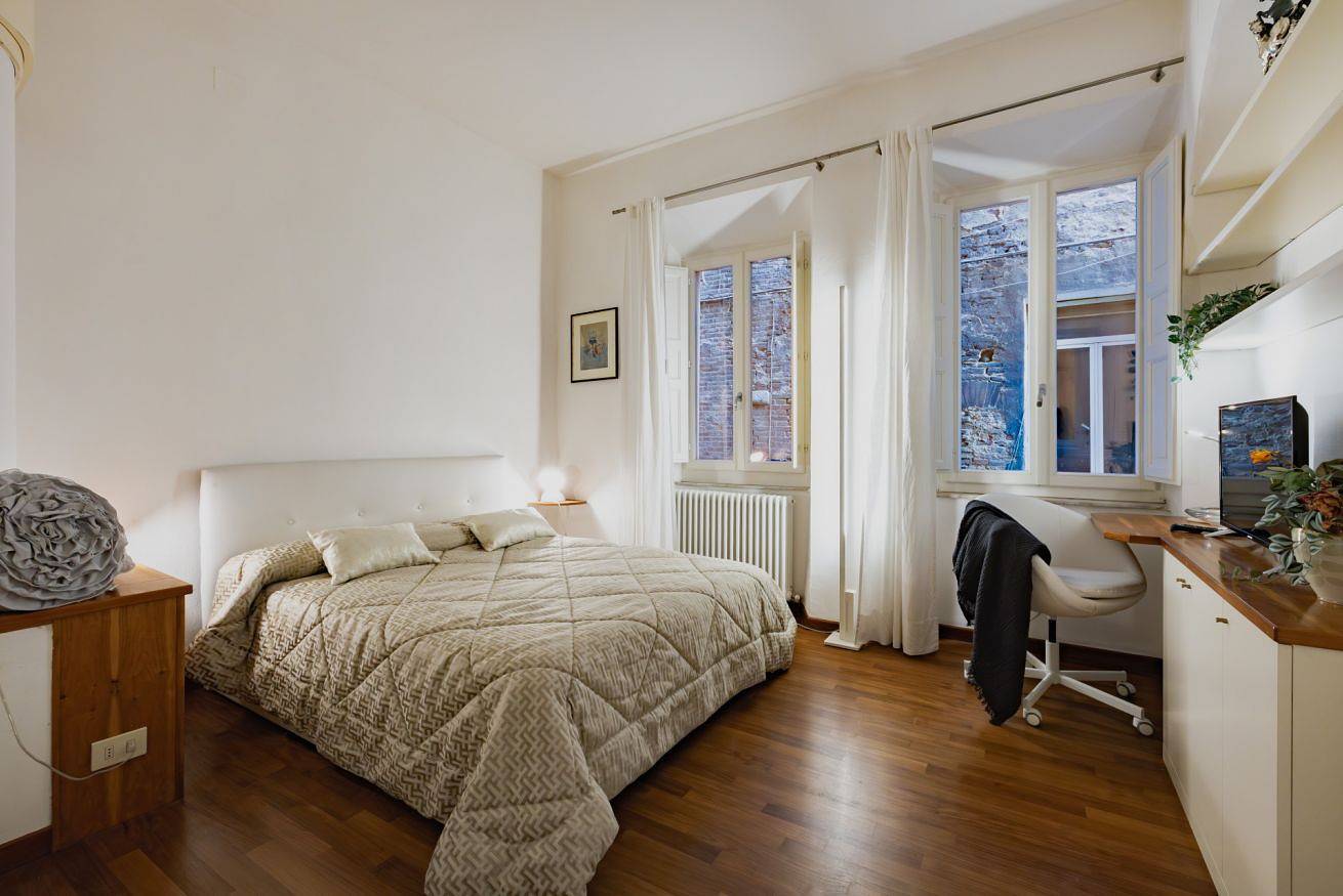 Entire apartment, Guesthost - Historic Palace in the Heart of Siena in Siena, Siena Province