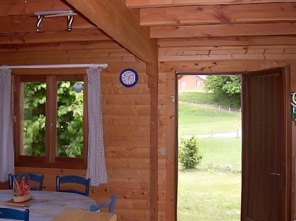 Location vacances chalet bord d'un lac in Camps-Saint-Mathurin-Léobazel, Région de Tulle