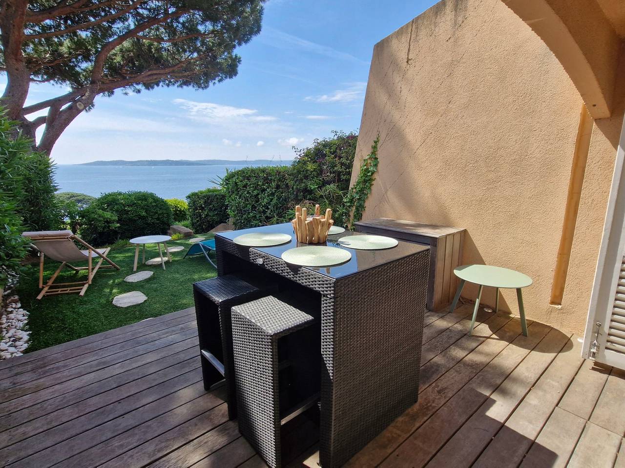 Entire apartment, Air-conditioned 2-room apartment with sea view: 4 pers, pool, parking in Sainte-Maxime, Mediterranean Coast (France)