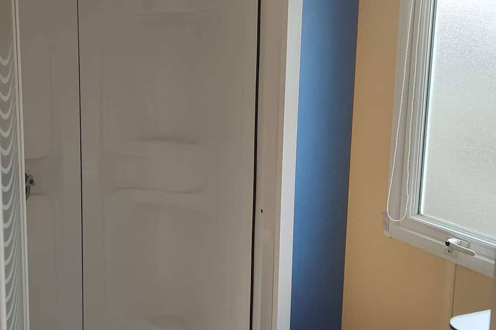 Comfortable mobile home, wheelchair access - 4 guests in La Tour-d'Auvergne, Volcans d'Auvergne Regional Nature Park