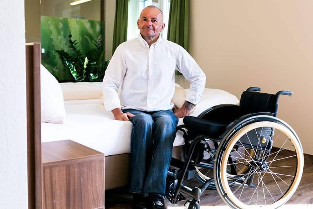 Salon de jardin accessible en fauteuil roulant avec terrasse - Landgasthof Hotel Aichingerwirt *** superior in Sankt Lorenz, Mondsee & Irrsee