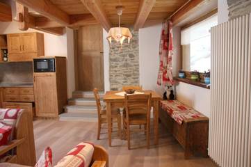 Gîte pour 4 personnes, avec vue ainsi que balcon et jardin dans Charvensod