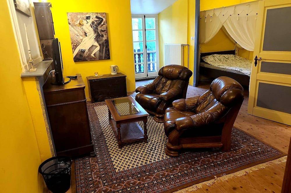 Château Montegut – Appartement privé dans une tour médiévale avec vue Pyrénées in Montégut, Hautes-Pyrénées