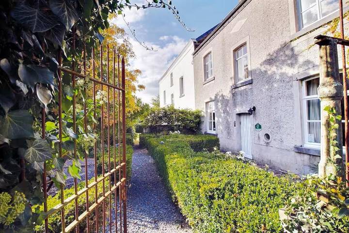 Location de vacances pour 9 personnes, avec Jacuzzi et Terrasse ainsi que Jardin et Vue à Fosses-la-Ville