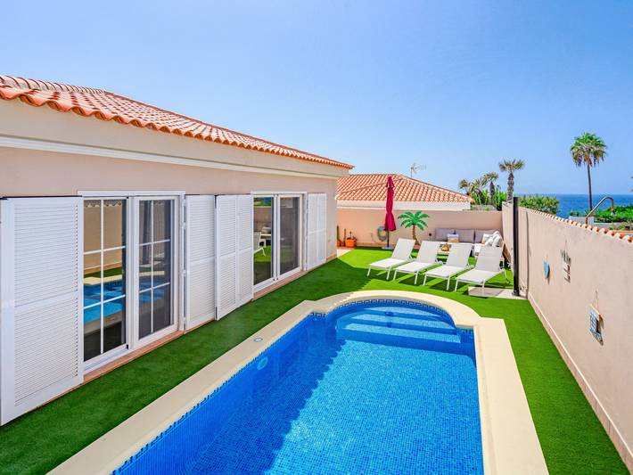 Holiday home for 6 people, with garden and terrace as well as pool and view in Tenerife