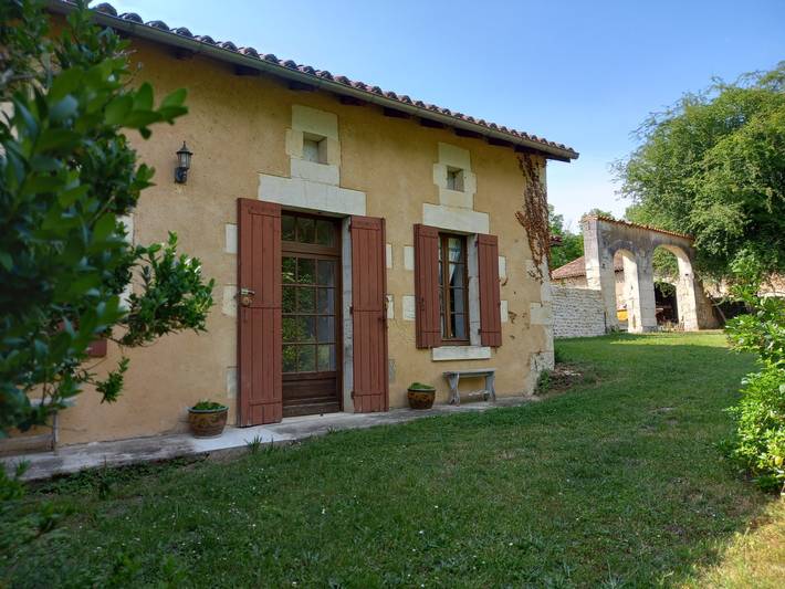 Gîte pour 4 personnes, avec piscine et jardin