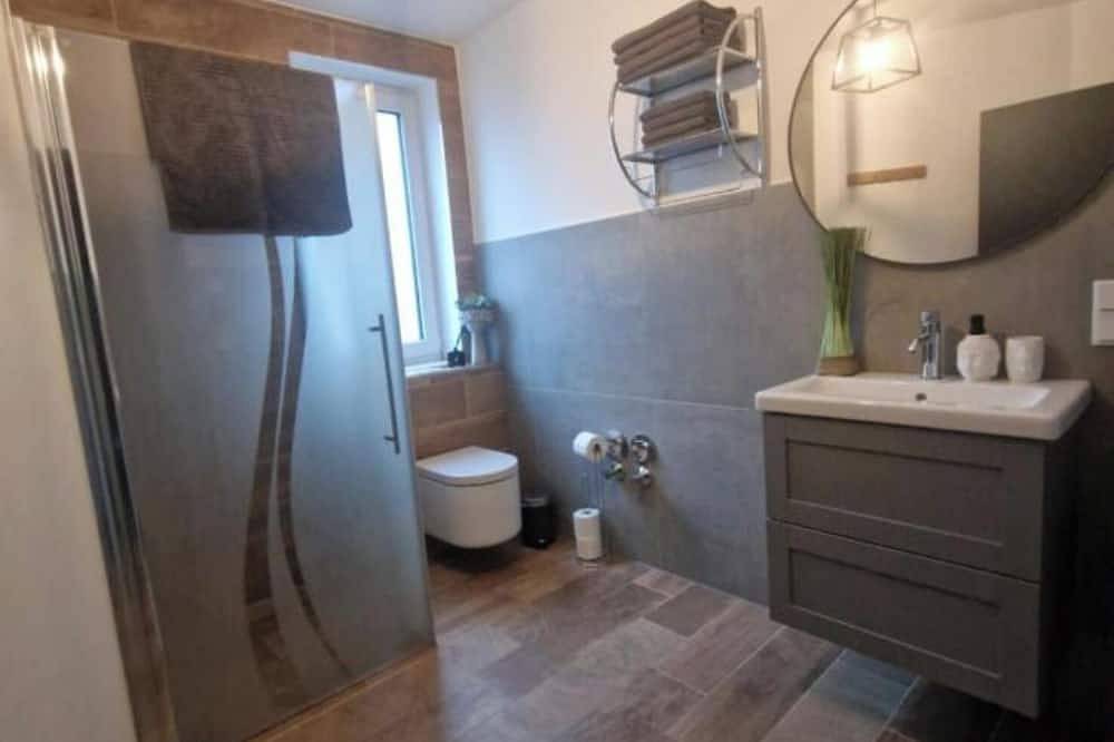 Ganze Wohnung, Großzügige 2 Zimmer Ferienwohnung mit Balkon, offener Küche bis zu 4 Gästen ! in Vegesack, Bremen