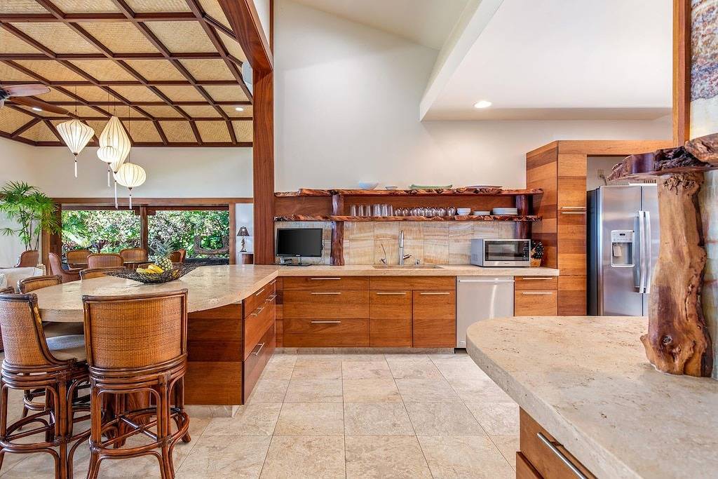 Ultra private oceanfront gated compound with pool & spa just minutes from town. in Komohana Kai, Kailua-Kona