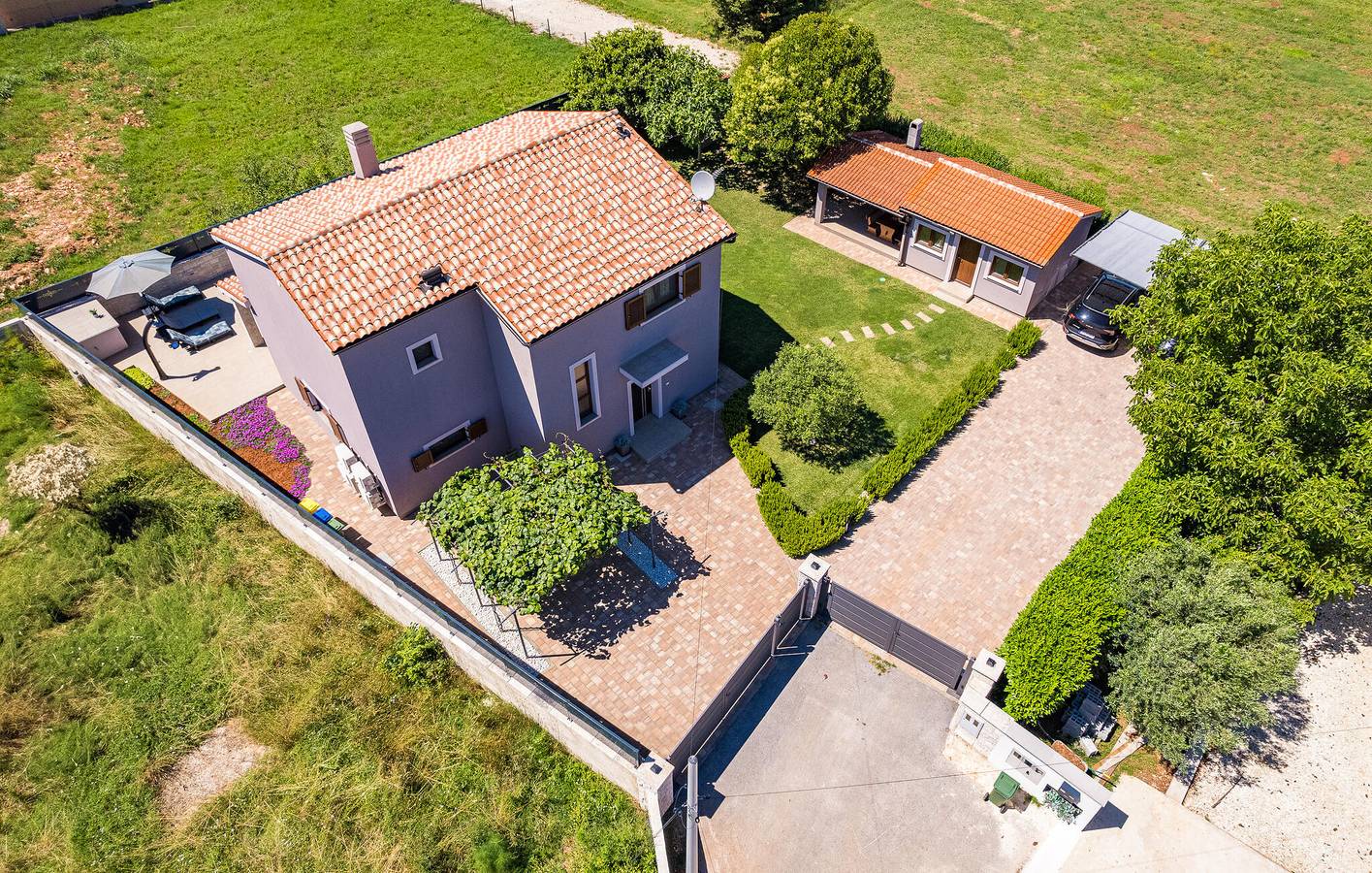 Reizende 2-Zimmer-Wohnung mit Pool, 2 km vom Stadtzentrum von Sisan entfernt in Sisan, Südküste Istrien