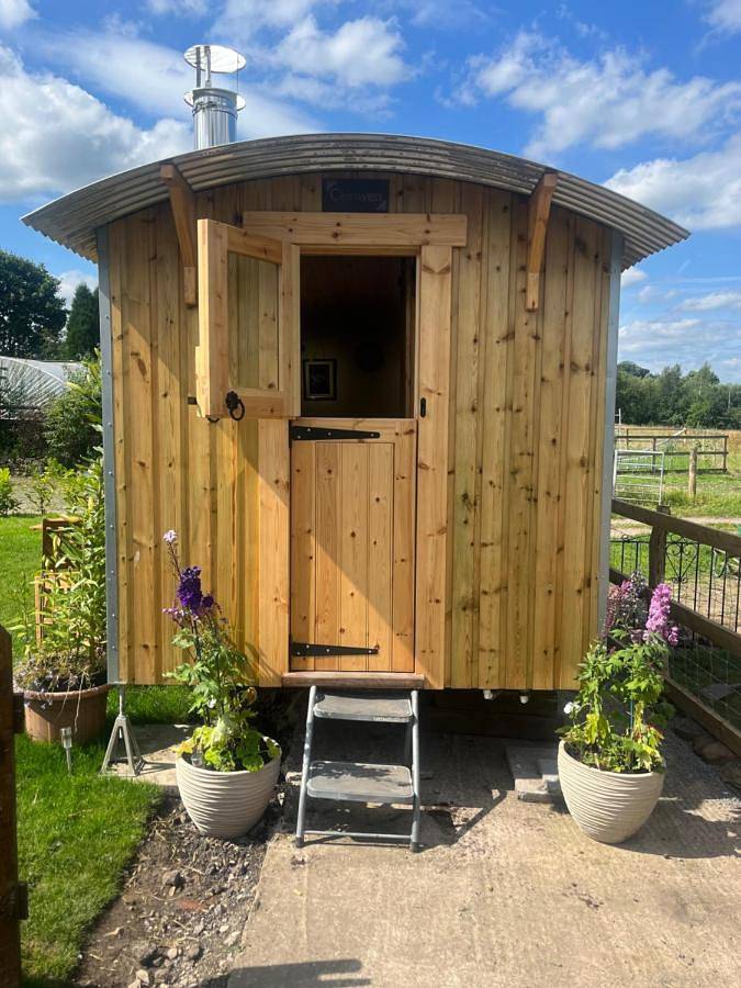 Poachers Keep, Shepherds Hut in Staffordshire
