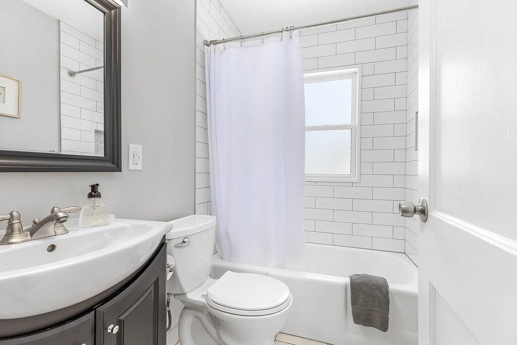 4 Bedroom Bungalow in the \"Heart of Metro Detroit\" in Macomb County