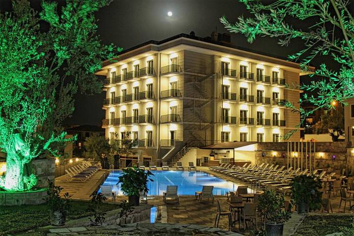 Hôtel pour 3 personnes, avec jardin et piscine ainsi que vue et bassin pour enfant