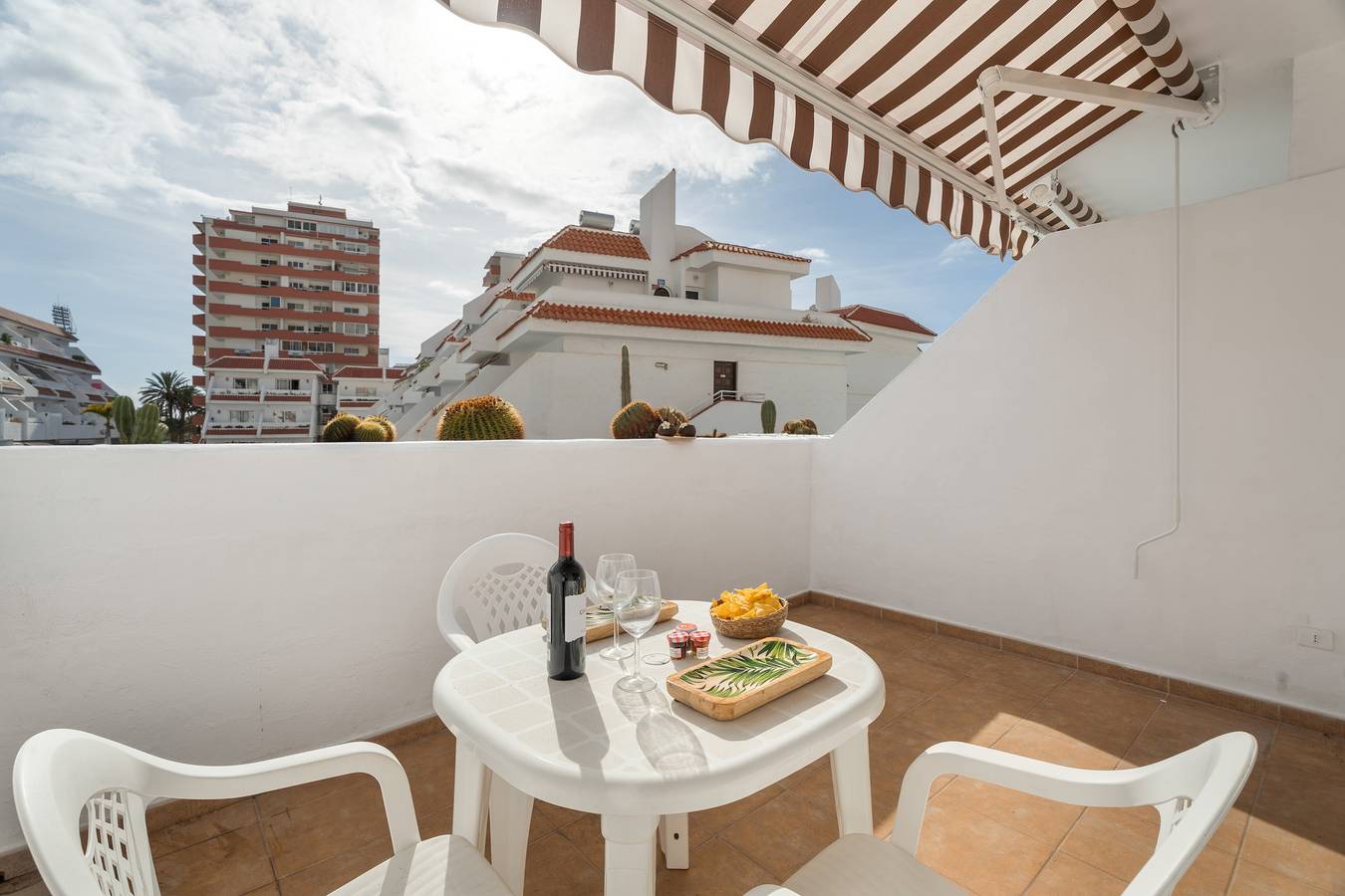 Soleil et Sérénité Las Floritas avec Piscine Commune, Terrasse Privée et Wi-Fi in Playa de las Américas, Arona