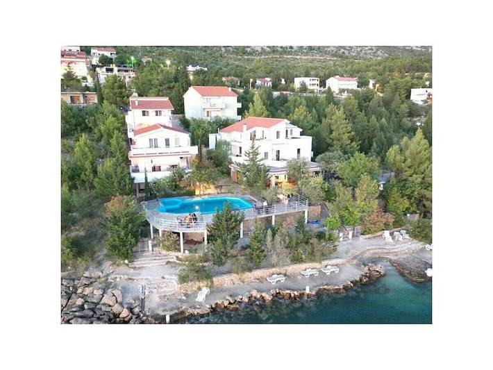 Ferienhaus für 5 Personen, mit Terrasse und Pool sowie Garten in Starigrad Paklenica - 2