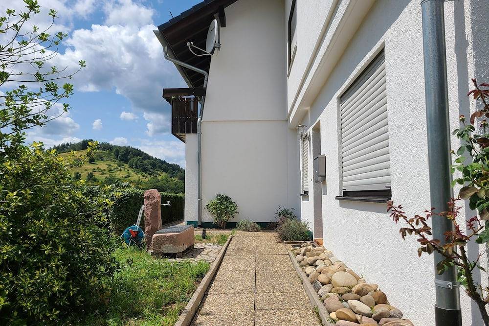 Ganze Wohnung, Ferienwohnung 'Am Südhang' mit Bergblick, privater Terrasse und Wi-Fi in Reichental, Gernsbach