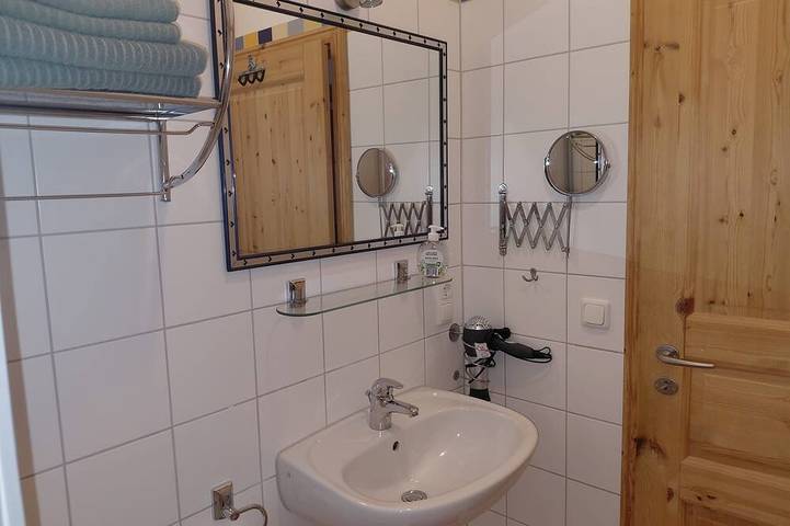 Ganze Wohnung, Ferienwohnung Og im roten Haus am Ostsee Radweg Ovs 103 - 2-Raum-Ferienwohnung in Blowatz, Neuburg