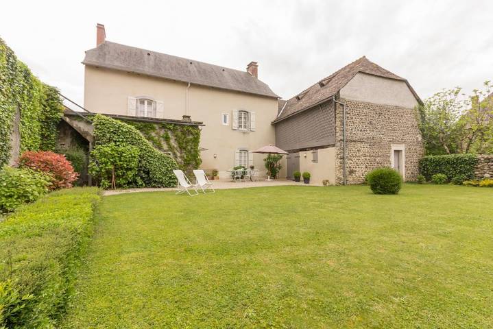 Gîte pour 9 personnes, avec jardin à Louey