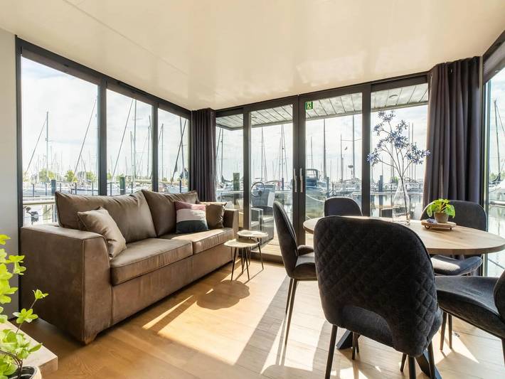 Hausboot im Yachthafen von Volendam in Volendam, Markermeer