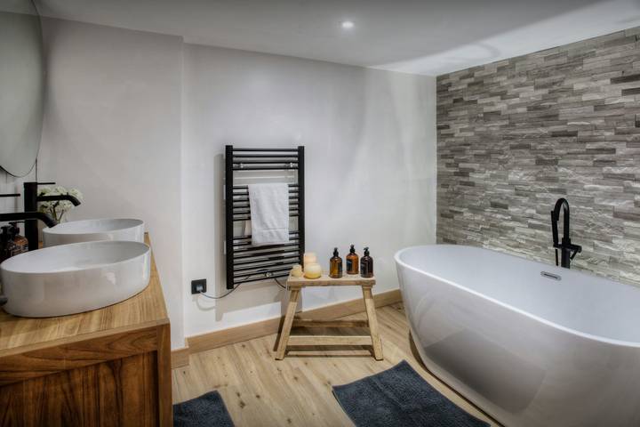 Chalet pour 12 personnes, avec jardin et jacuzzi ainsi que piscine et sauna, adapté aux familles à Manigod - 4