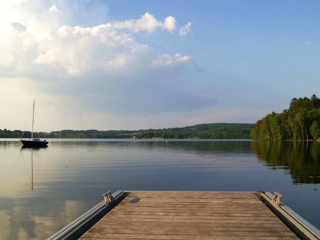 Modern and authentic lakeside house with garden and parking in Moux-en-Morvan, Lake Settons