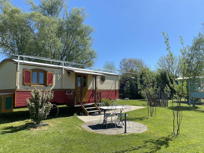 Gîte pour 4 personnes, avec piscine ainsi que jardin et balcon à Saint-Pardoux (Puy-de-Dôme)