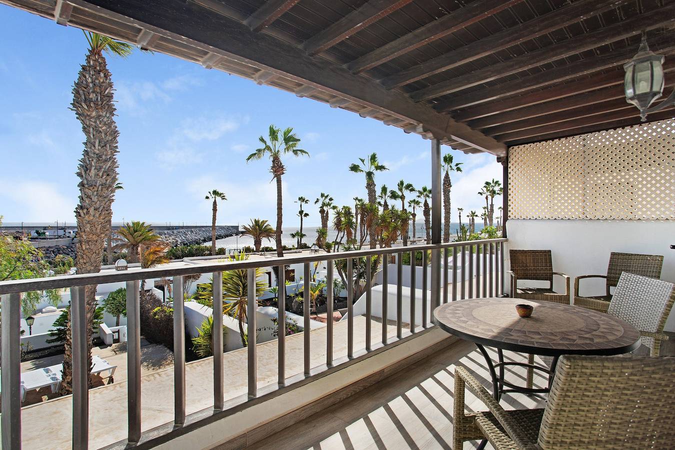 Apartamento entero, Apartamento Puerto Chico 1 con vistas al mar, jardín y piscina climatizada compartida in Playa Blanca, Yaiza