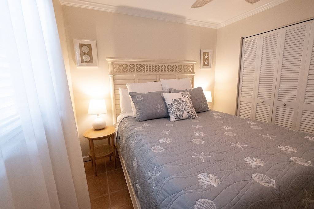 Ganze Wohnung, Location!! Cabana just steps from the beach! in Ilexhurst, Holmes Beach