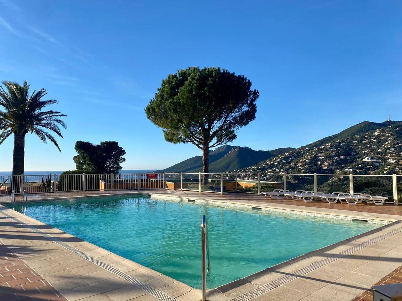 Apartamento entero, Apartamento 'Vue Mer Et Jardin' con vistas al mar, Wi-Fi y aire acondicionado in Théoule-sur-Mer, Massif de l'Esterel