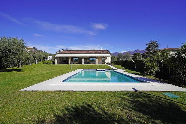 Villa per 10 persone, con piscina e giardino nonché terrazza a San Felice del Benaco
