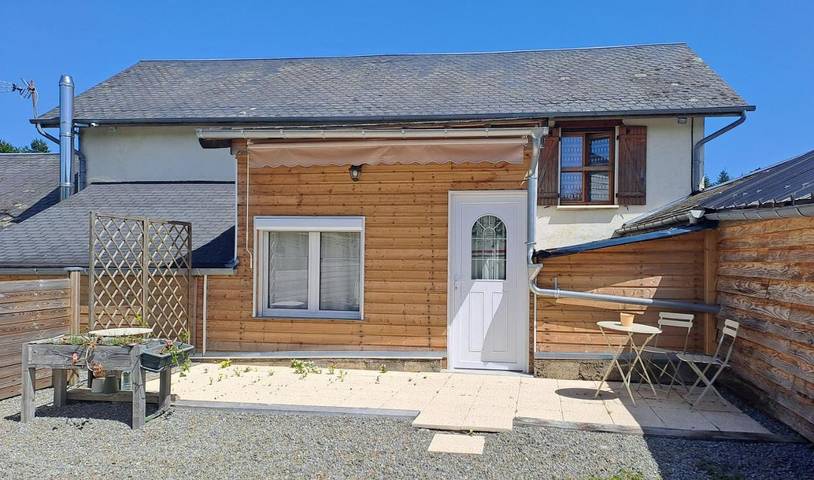 Gîte pour 2 personnes, avec Terrasse ainsi que Jardin et Piscine à Rosiers-d'Égletons