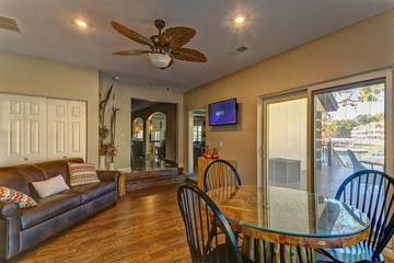 Vacation House for 18 Guests in Ozark Mountains, Lake of the Ozarks, Picture 4