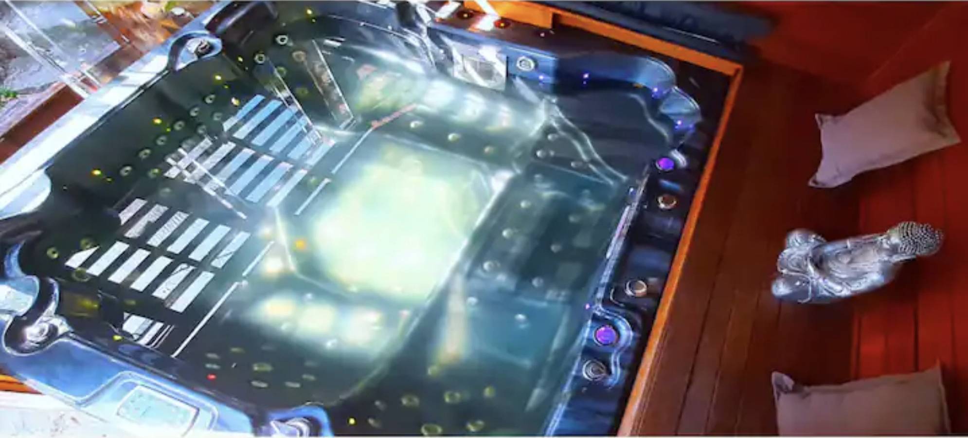 Charming Retreat! at Famous Palm Beach! Outdoor Spa till 8! Walk to Ocean beach! in Sydney, New South Wales