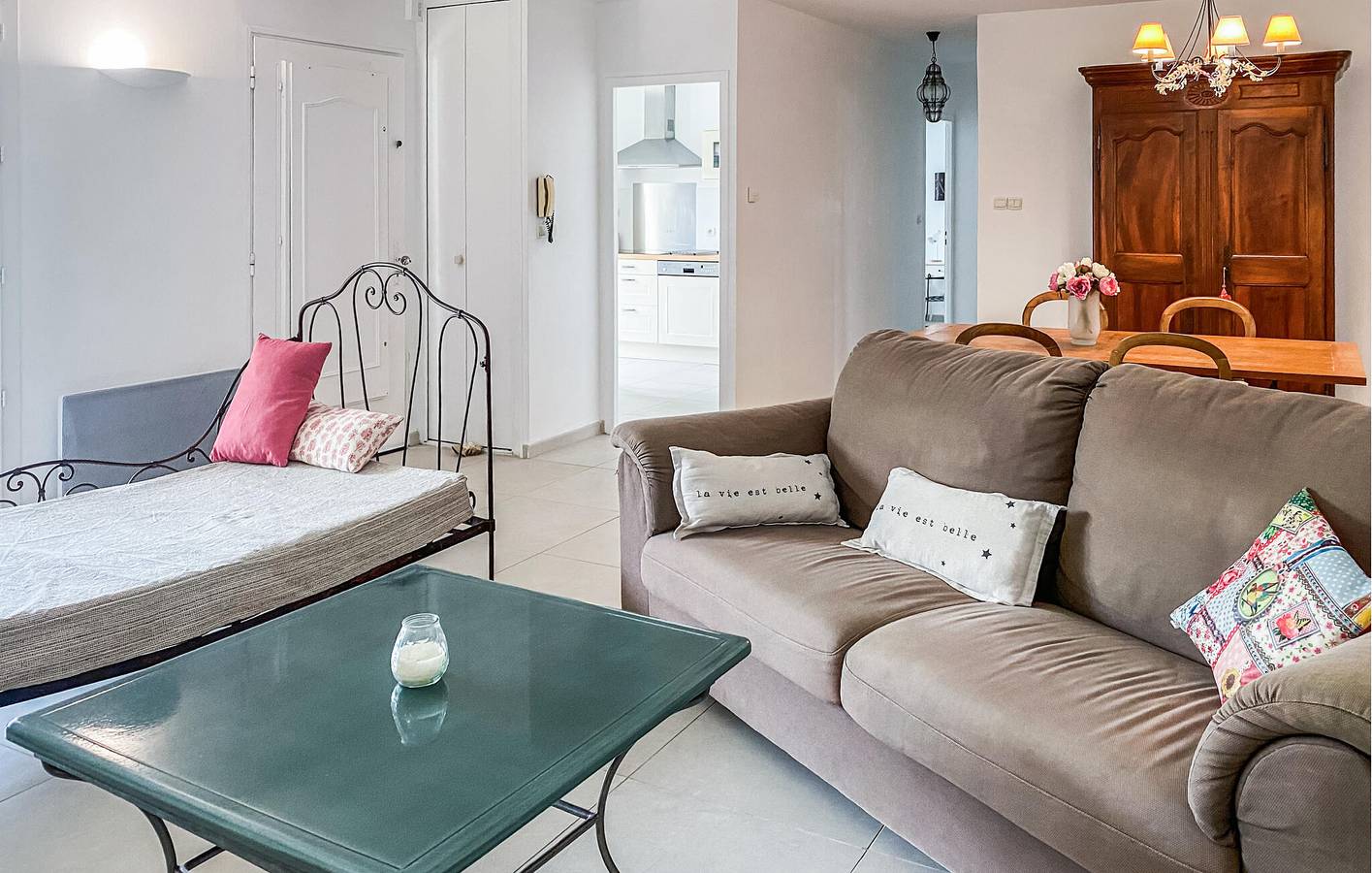 Appartement de 90m2 : Piscine, Parking, Proche d'Avignon in Les Angles (Gard), Région de Nîmes