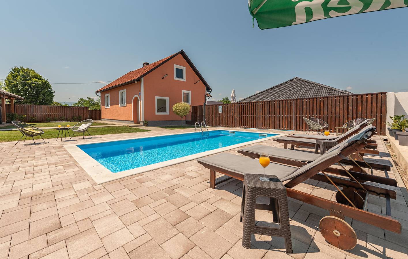 Ferienhaus für 7 Personen mit Terrasse in Prozor, Lika-Senj