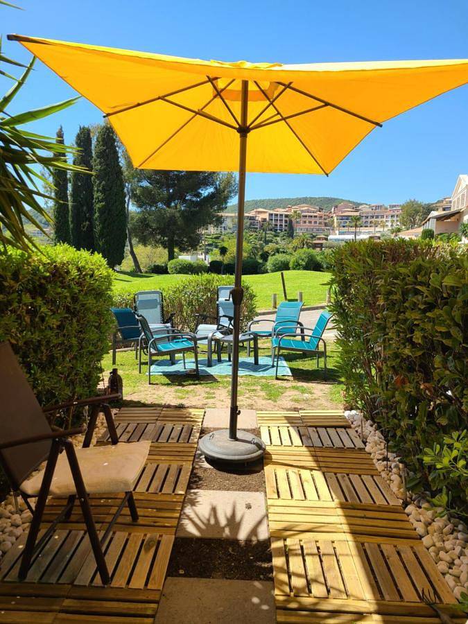 Gîte pour 4 personnes, avec vue ainsi que jardin et piscine, animaux acceptés dans Gare Du Dramont