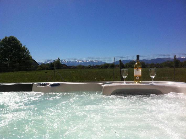 Gîte pour 2 personnes, avec Jacuzzi et Terrasse ainsi que Jardin et Vue à Livron (Pyrénées-Atlantiques)