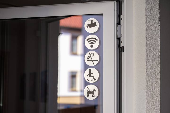 Ganze Ferienwohnung, 7Schwaben - 7Schwaben - Jackli (Rollstuhlgerechtes Studiozimmer, 27 qm für 3 Personen (2 Erw.) in Bad Urach, Albsteig Etappe 9