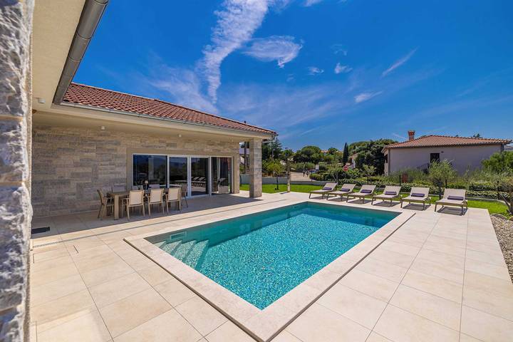 Ferienhaus für 8 Personen, mit Terrasse und Garten sowie Pool in Pinezici - 4