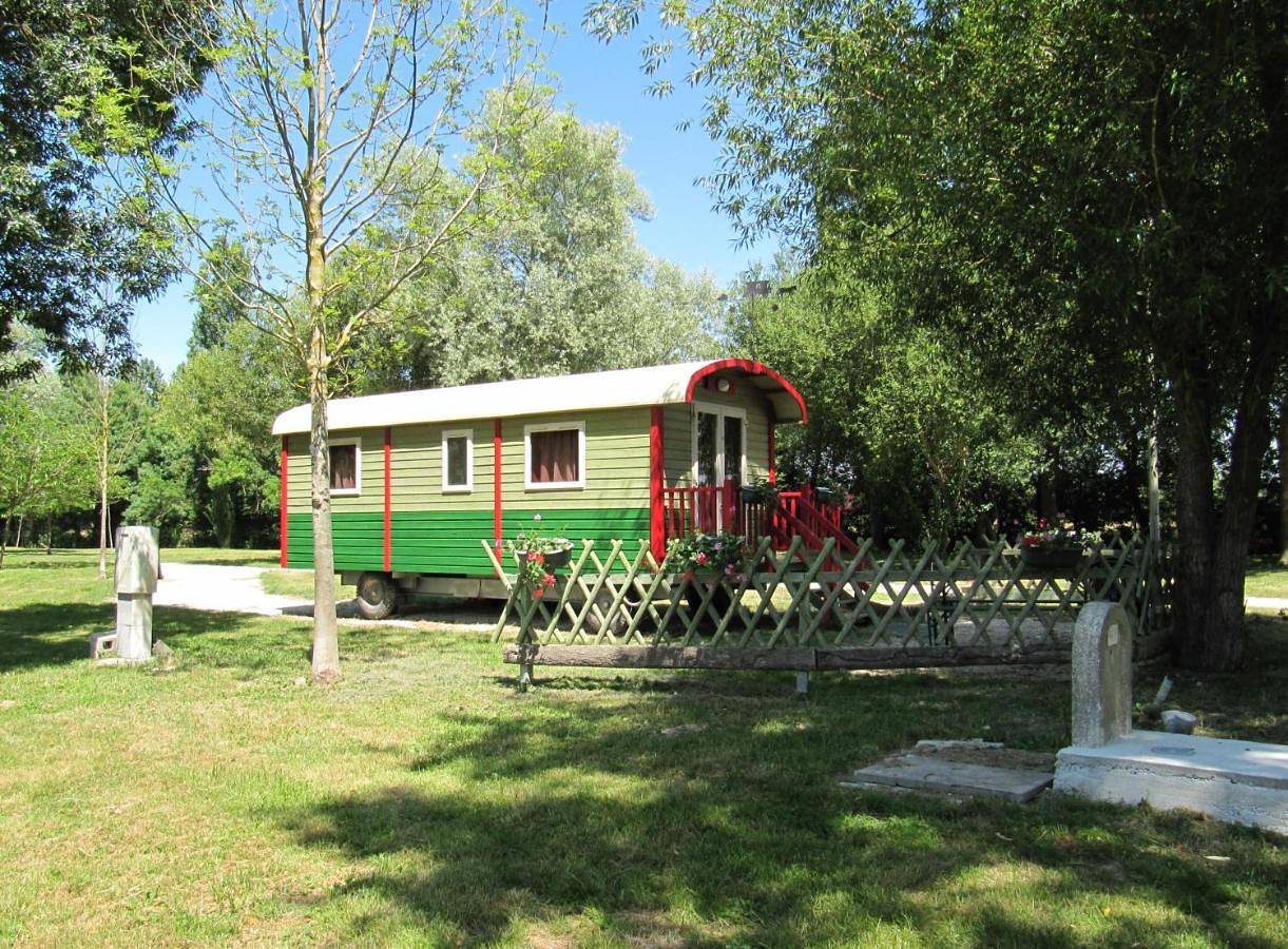 Caravan in Chaniers, Région de Saintes