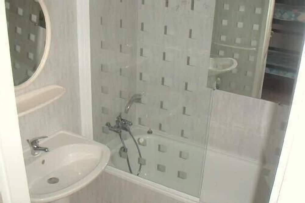 Ganze Wohnung, Apartment in luxuriöser, von Bäumen gesäumter Residenz mit direktem Zugang zum Strand in Prunete, Cervione